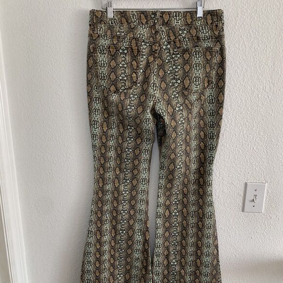 Urban outfitters Snakeskin Mid Rise Stretchy Snakeprint Flare Jean Pants Size 28 - Picture 6 of 9